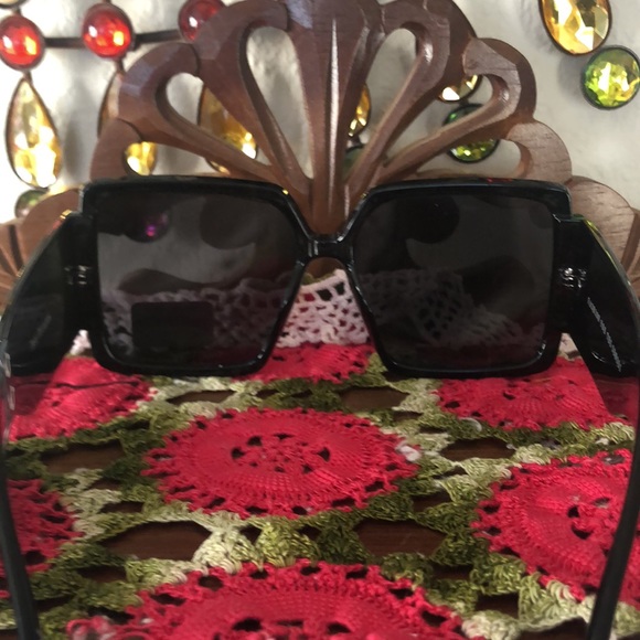 NWT True Religion Black Embellished Horseshoe Oversize Sunglasses - Picture 4 of 5